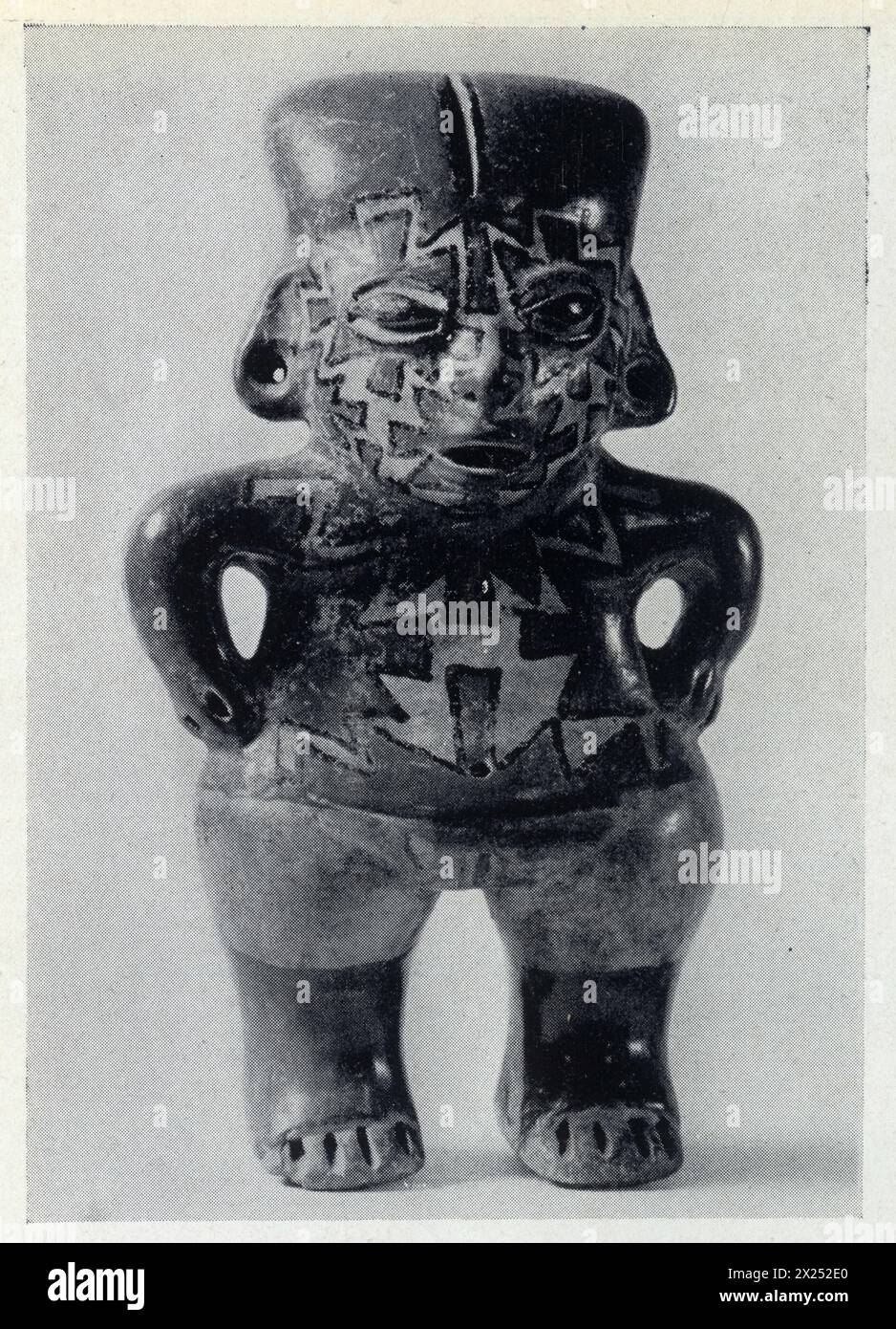 Figur Féminine nue, polychrome. Motifs géométriques en noir et blanc sur Fond rouge. Hauptpositionen sur la ceinture. Terre OCre Stockfoto