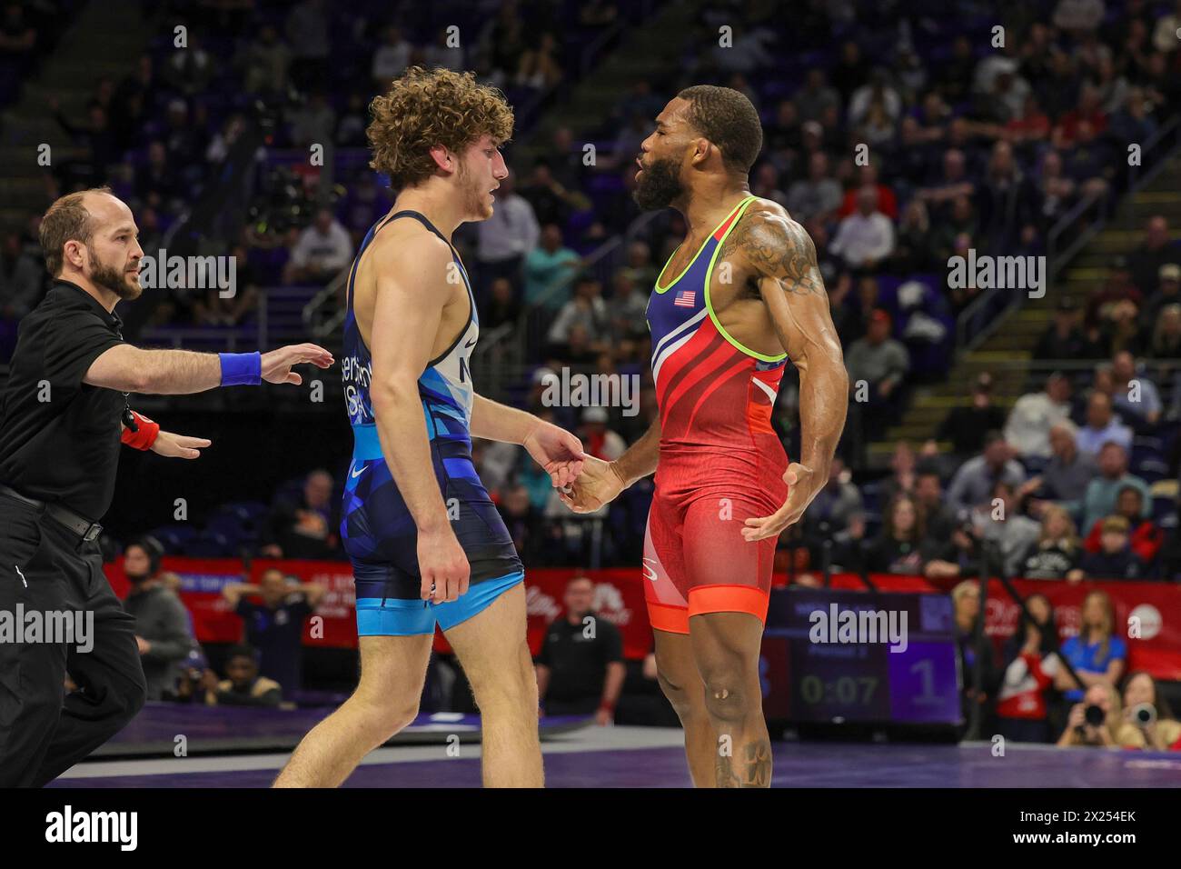 State College, Pennsylvania, USA. April 2024. JORDAN BURROUGHS (rotes Singlet) zeigt seine Frustration über die Aktionen seines Gegners MITCHELL MESENBRINK (blaues Singlet) während eines 74-kg-Halbfinalspiels des Challenge-Turniers im Bryce Jordan Center auf dem Campus der Penn State University. (Kreditbild: © Scott Rausenberger/ZUMA Press Wire) NUR REDAKTIONELLE VERWENDUNG! Nicht für kommerzielle ZWECKE! Stockfoto