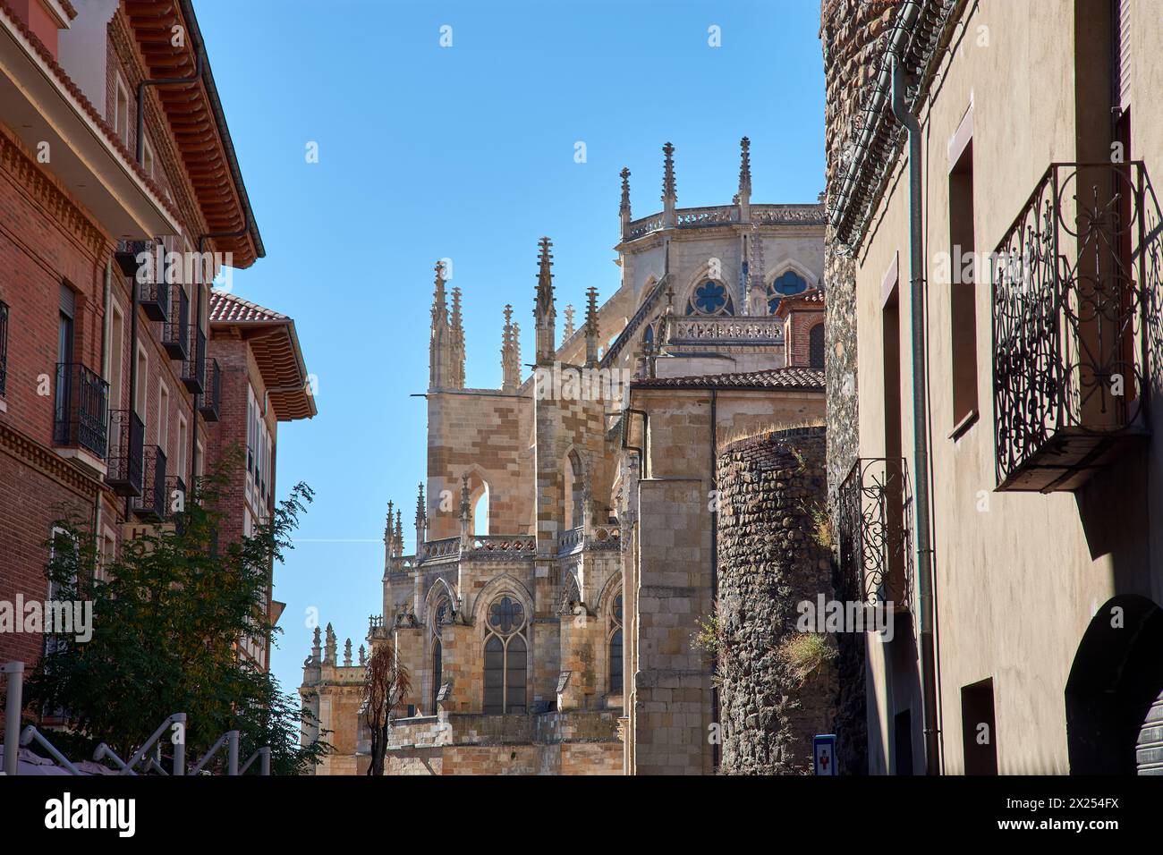 Blick auf die Rückseite der gotischen Kathedrale von Leon in Castilla y Leon, Spanien mit einem Stück der römischen Mauer Stockfoto