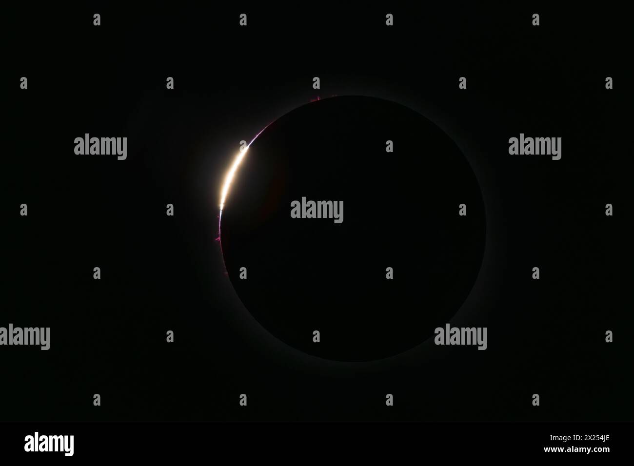 Totale Sonnenfinsternis mit hellen Baily-Perlen, Mondeintritt Stockfoto