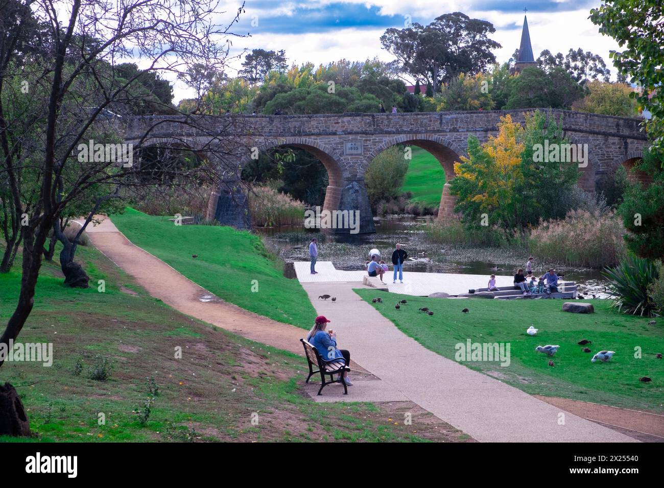 Die Richmond Bridge ist die älteste denkmalgeschützte, von Sträflingen erbaute Brücke an der B31 in Richmond, 25 Kilometer nördlich von Hobart in Tasmanien. Stockfoto