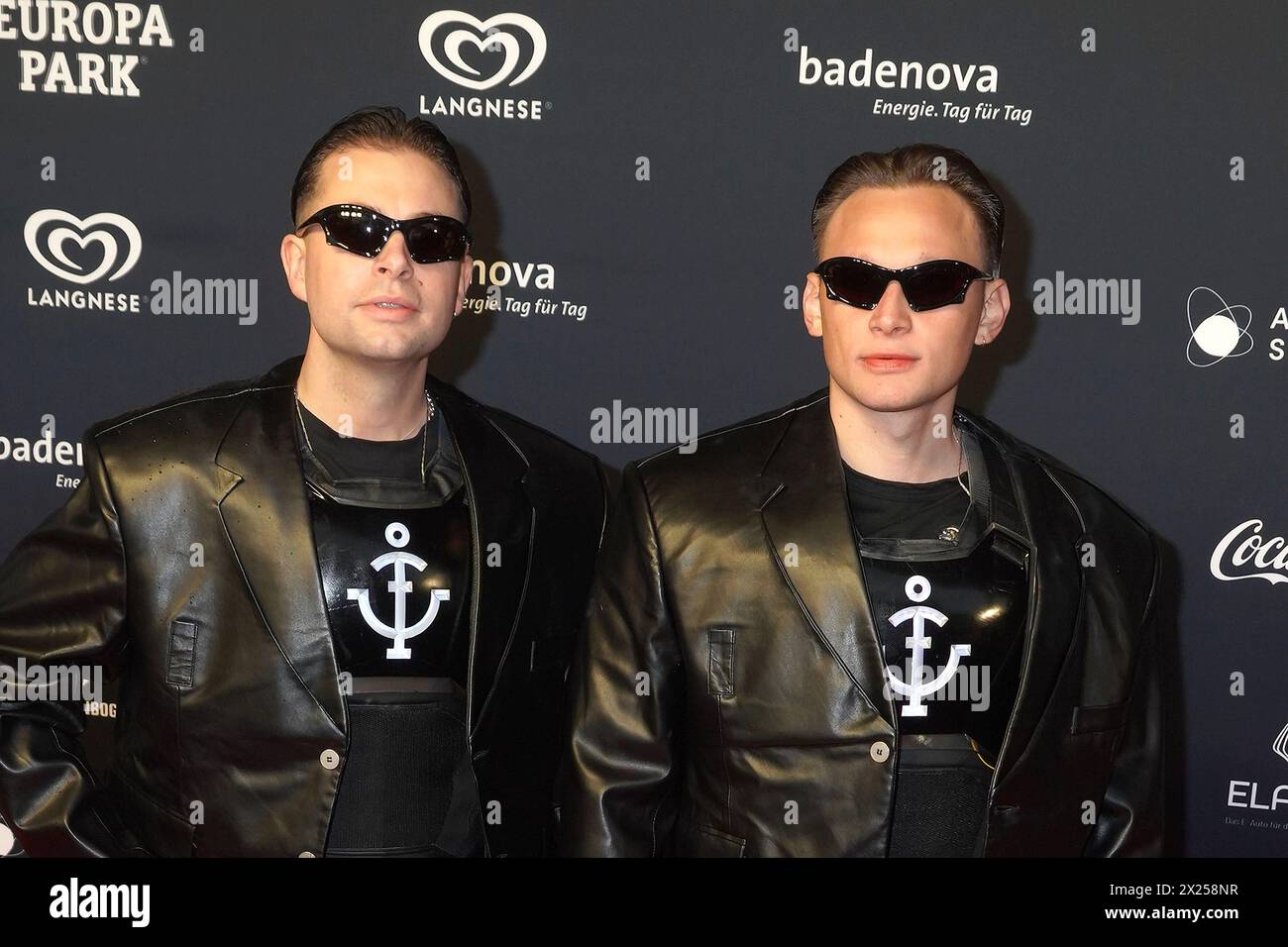 Twocolors mit den beiden Musikern Emil Reinke und Pierre-Angelo Papaccio bei der Verleihung vom Radio Regenbogen Award im Europapark am 19.04.2024 in Stockfoto