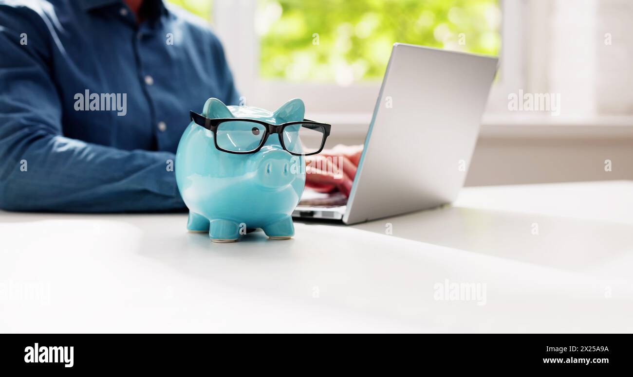 Sparen Sie Geld Online Mit Bank Piggy Und Laptop-Computer Stockfoto