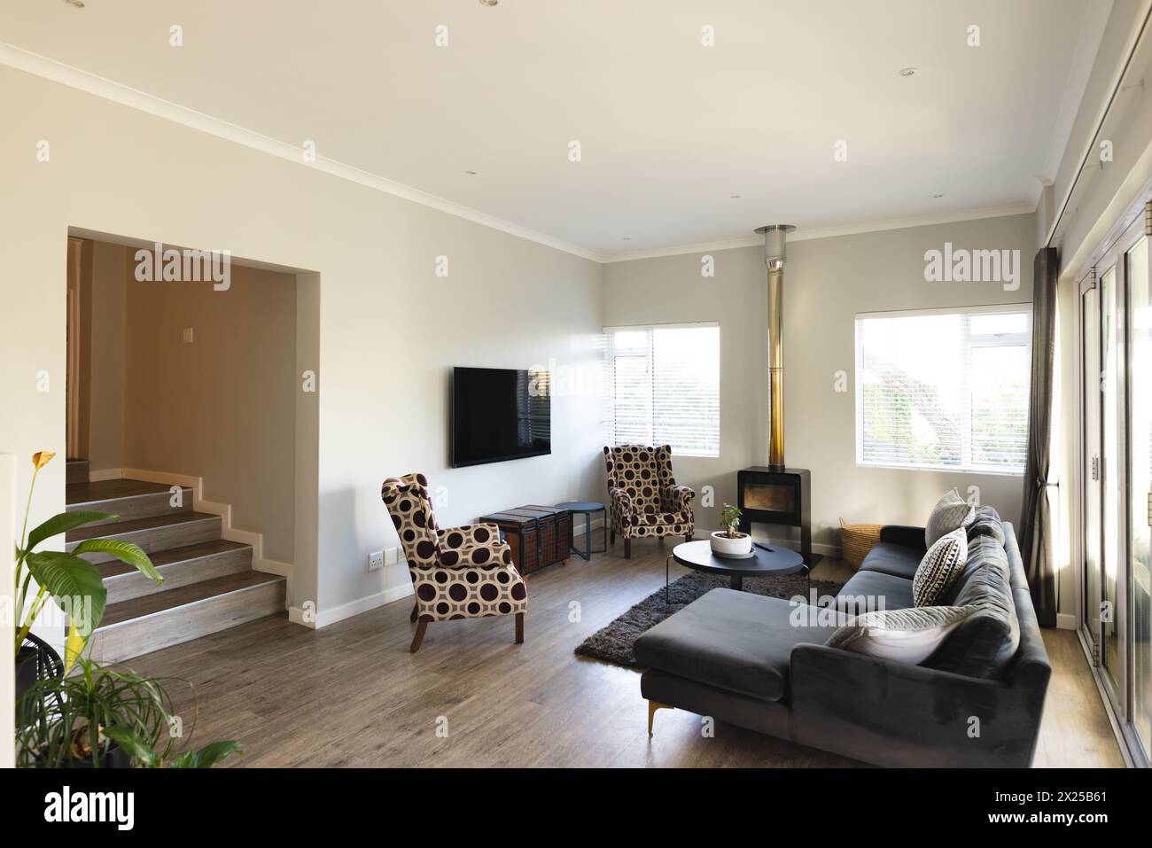 Ein gemütliches Wohnzimmer mit modernen Möbeln und Kamin zum Aufwärmen Stockfoto