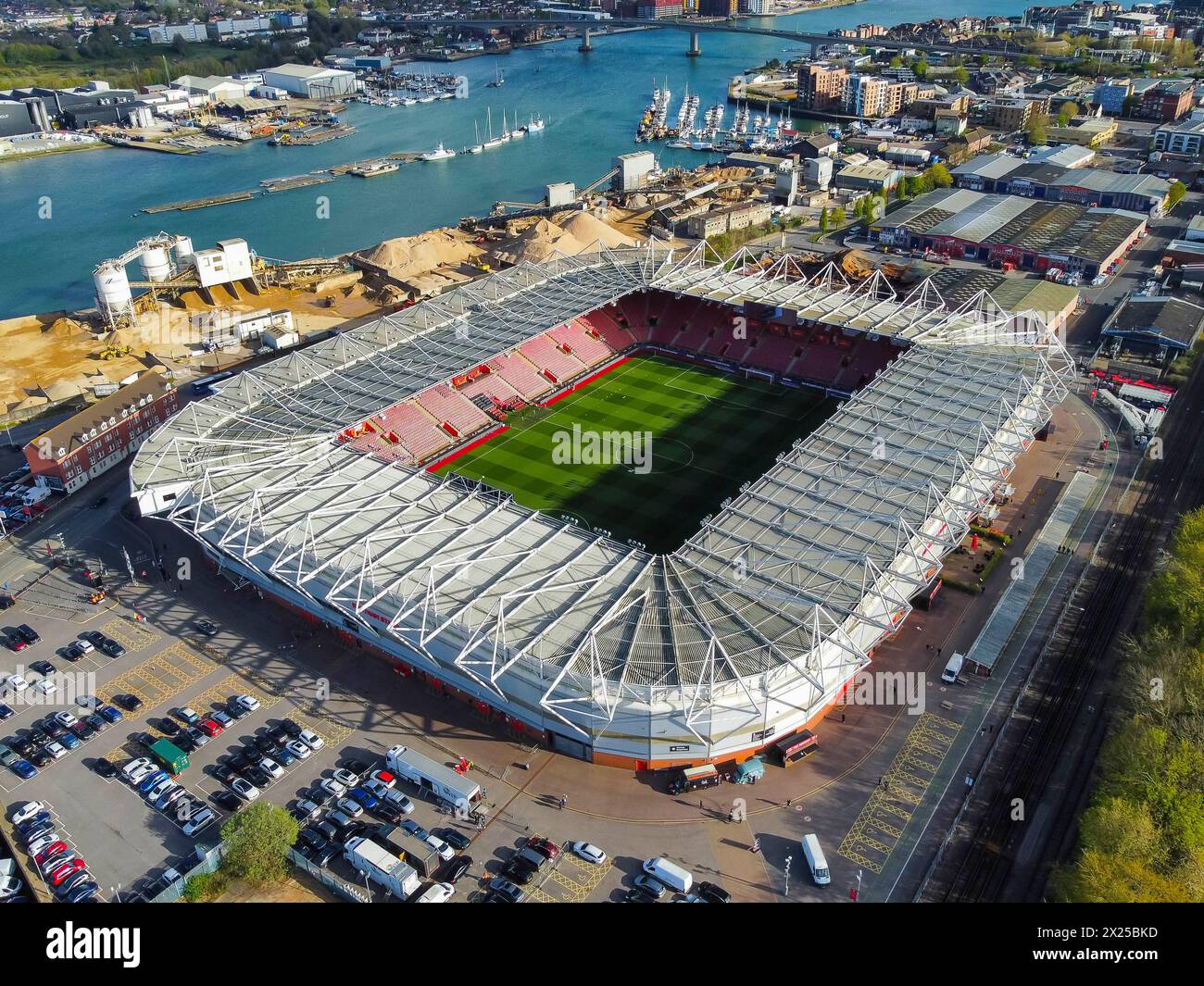 Allgemeine Luftaufnahme des St. Mary’s Stadions in Southampton in Hampshire, dem britischen Heimstadion des englischen Premier League-Fußballteams Southampton FC. Stockfoto
