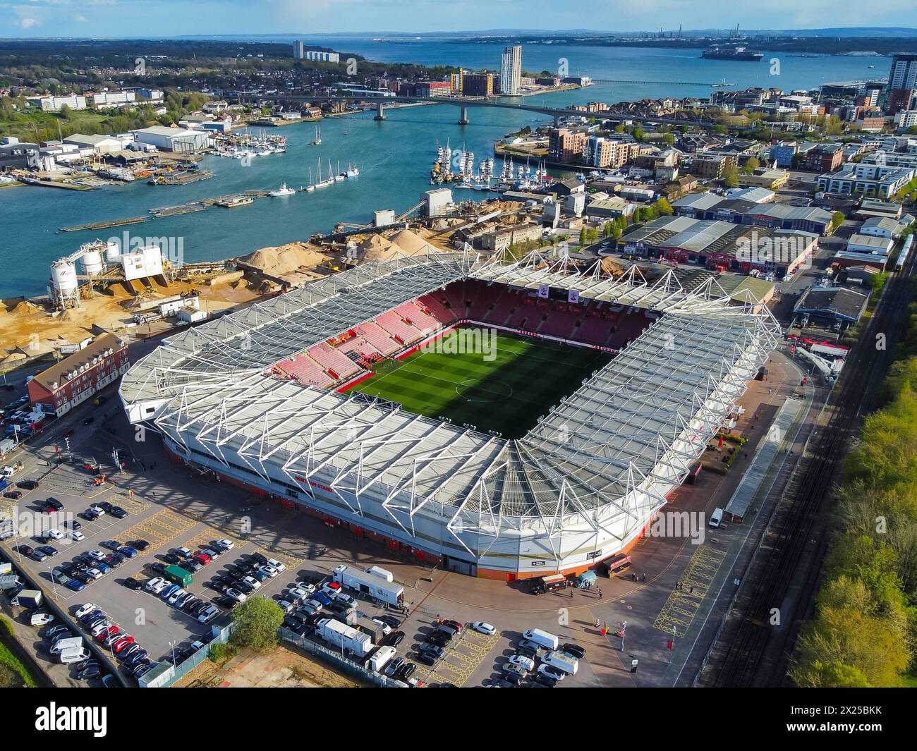 Allgemeine Luftaufnahme des St. Mary’s Stadions in Southampton in Hampshire, dem britischen Heimstadion des englischen Premier League-Fußballteams Southampton FC. Stockfoto