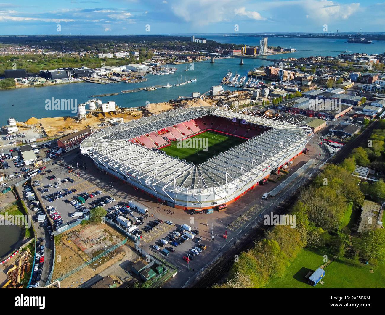 Allgemeine Luftaufnahme des St. Mary’s Stadions in Southampton in Hampshire, dem britischen Heimstadion des englischen Premier League-Fußballteams Southampton FC. Stockfoto