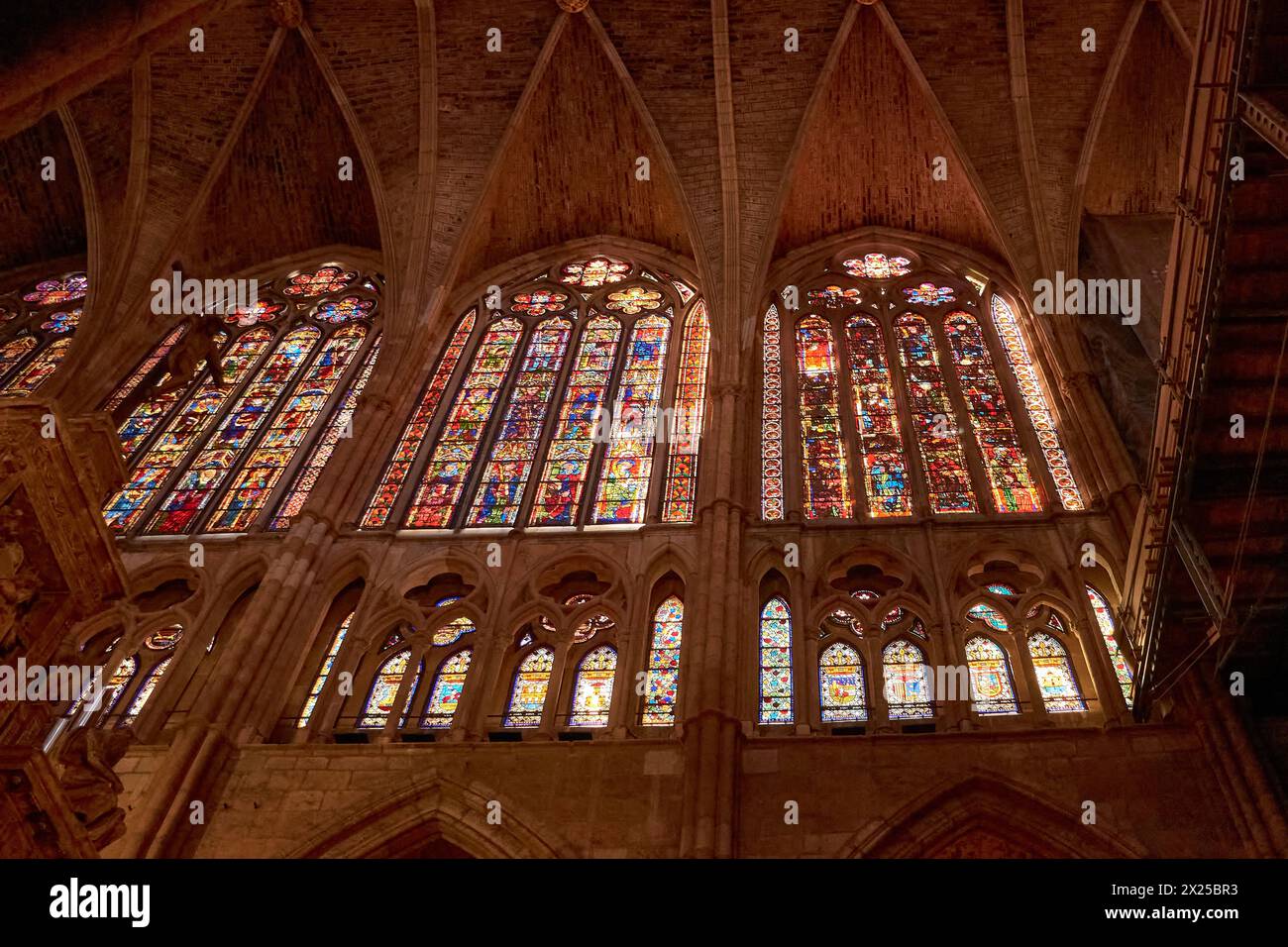 Leon, Spanien; 11. September 2022: Mittelalterliche Glasarbeiten in der Kathedrale von Leon. Leon. Spanien Stockfoto