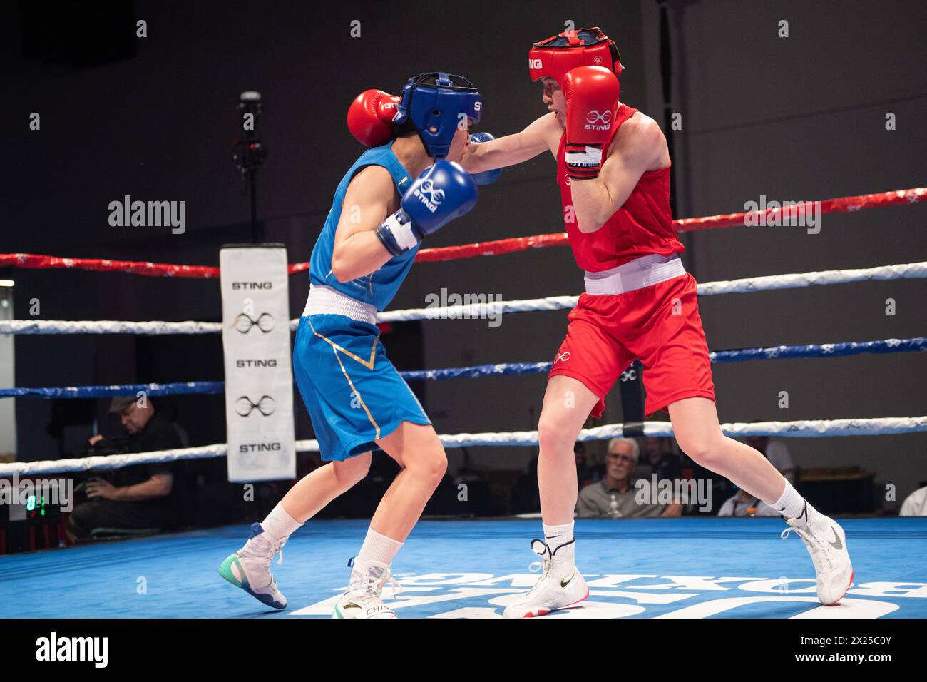 Pueblo, Colorado, USA. April 2024. Der britische Charley Davison (Rot) besiegt Yan Chang aus China (Blau) im Halbfinale der 54 kg schweren Damen. Quelle: Casey B. Gibson/Alamy Live News Stockfoto