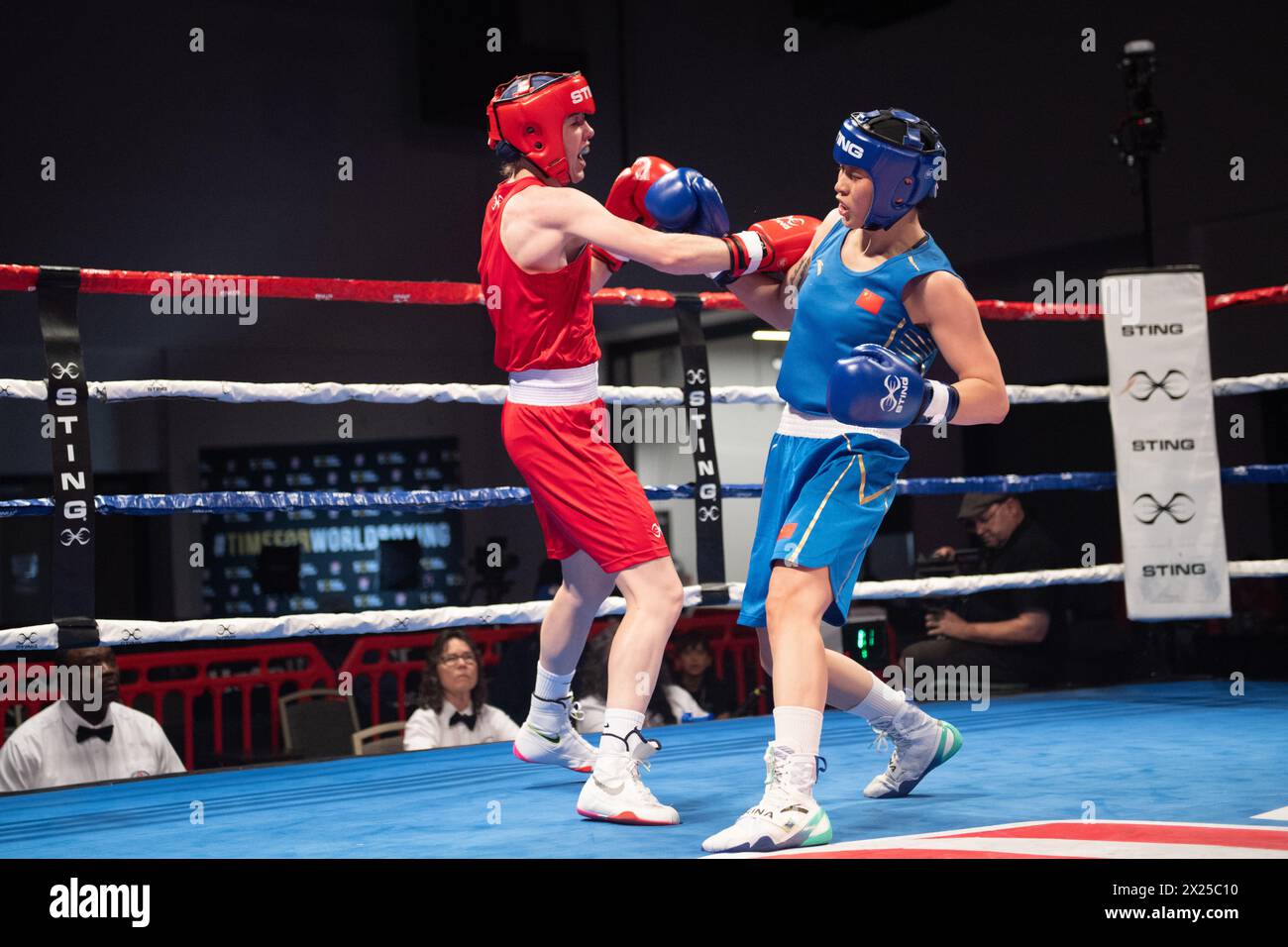 Pueblo, Colorado, USA. April 2024. Der britische Charley Davison (Rot) besiegt Yan Chang aus China (Blau) im Halbfinale der 54 kg schweren Damen. Quelle: Casey B. Gibson/Alamy Live News Stockfoto