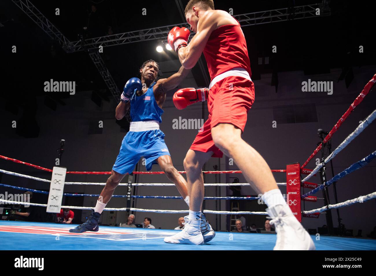 Pueblo, Colorado, USA. April 2024. Keon Davis aus den Vereinigten Staaten (Blue) gewann ein hart umkämpftes Halbfinale in der 71-kg-Klasse der Männer gegen Lewis Richardson aus Großbritannien (Red). Quelle: Casey B. Gibson/Alamy Live News Stockfoto