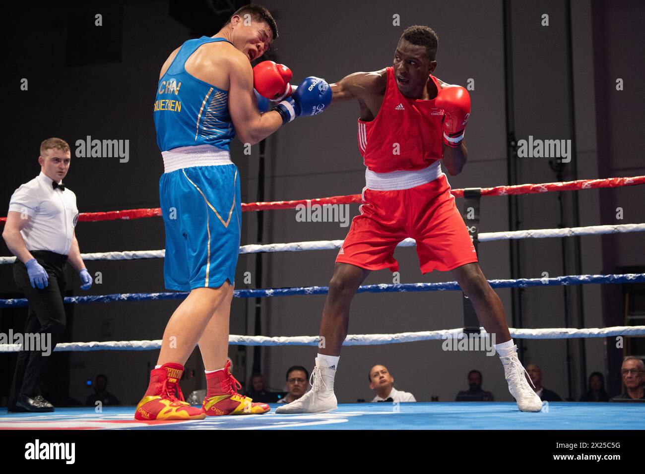 Pueblo, Colorado, USA. April 2024. Keno Machado aus Brasilien (Rot) dominierte die Zue Zhen Han (Blau) in einem 92 kg schweren Halbfinale der Männer. Quelle: Casey B. Gibson/Alamy Live News Stockfoto