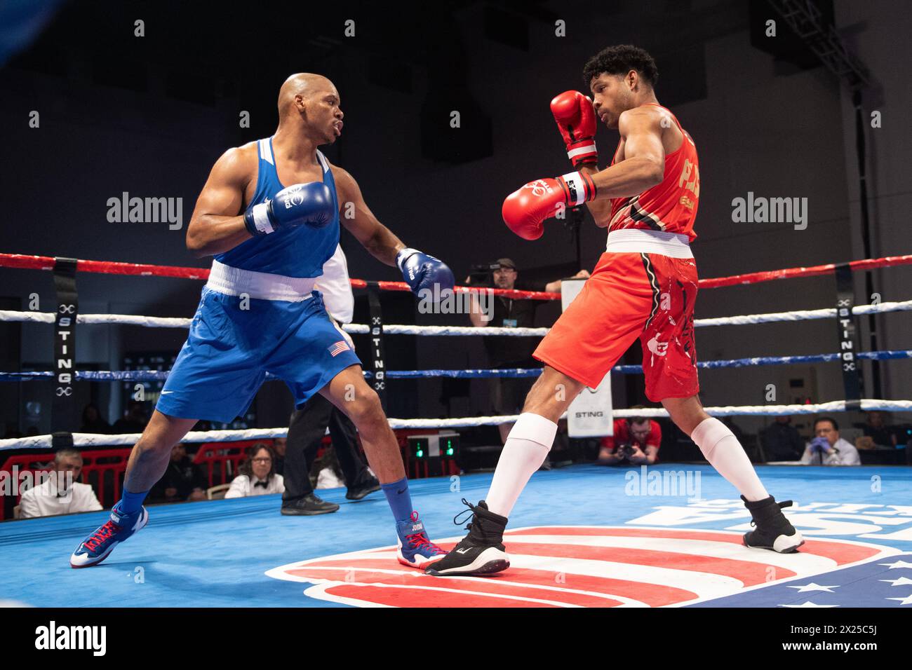 Pueblo, Colorado, USA. April 2024. Die Australierin Ikenna Enyi (Red) gewann den Sieg über den US-amerikanischen Jamar Talley (Blue), nachdem der Schiedsrichter den Kampf im 92-kg-Halbfinale der Männer beendet hatte. Quelle: Casey B. Gibson/Alamy Live News Stockfoto