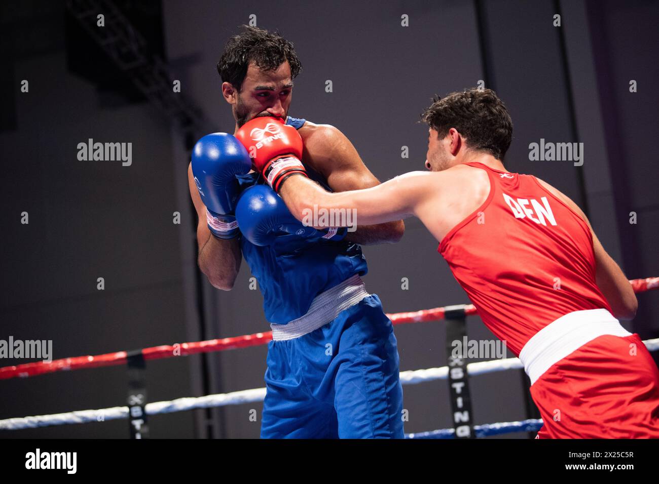 Pueblo, Colorado, USA. April 2024. Niklai Terteryan aus Dänemark (Red) trifft auf Harris Akbar aus Großbritannien (Blue), bevor er ihn im 71 kg Halbfinale der Männer besiegt, Credit: Casey B. Gibson/Alamy Live News Stockfoto