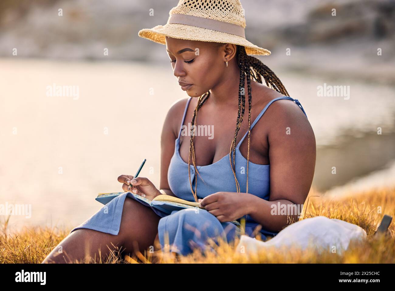 Sonnenuntergang, Notizbuch und schwarze Frau in der Natur, um sich im Urlaub, Abenteuer oder Urlaub zu entspannen. Psychische Gesundheit, Ideen und afrikanische weibliche Person Stockfoto