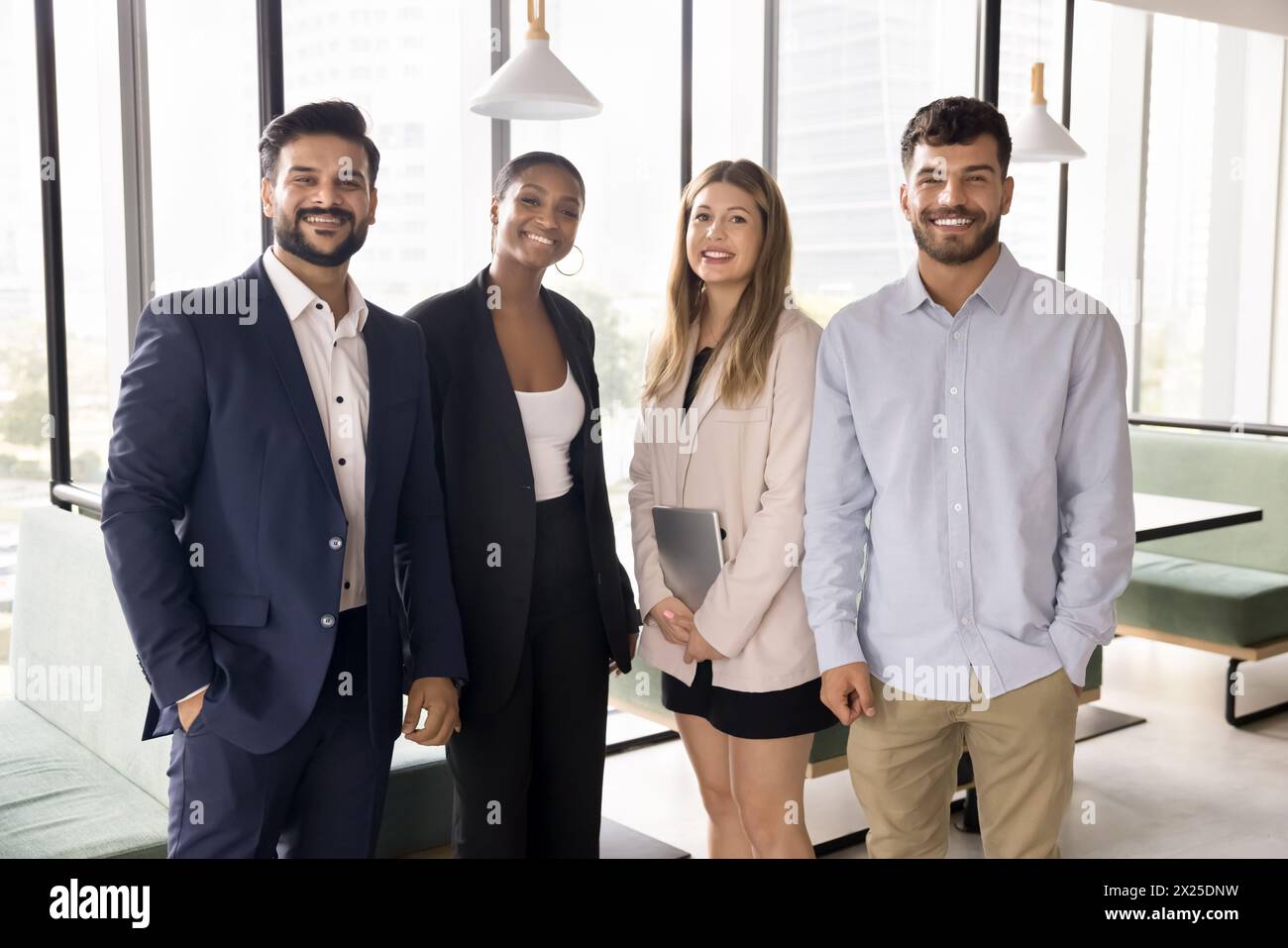Glückliches multiethnisches Team junger Geschäftskollegen, das für ein Porträt steht Stockfoto