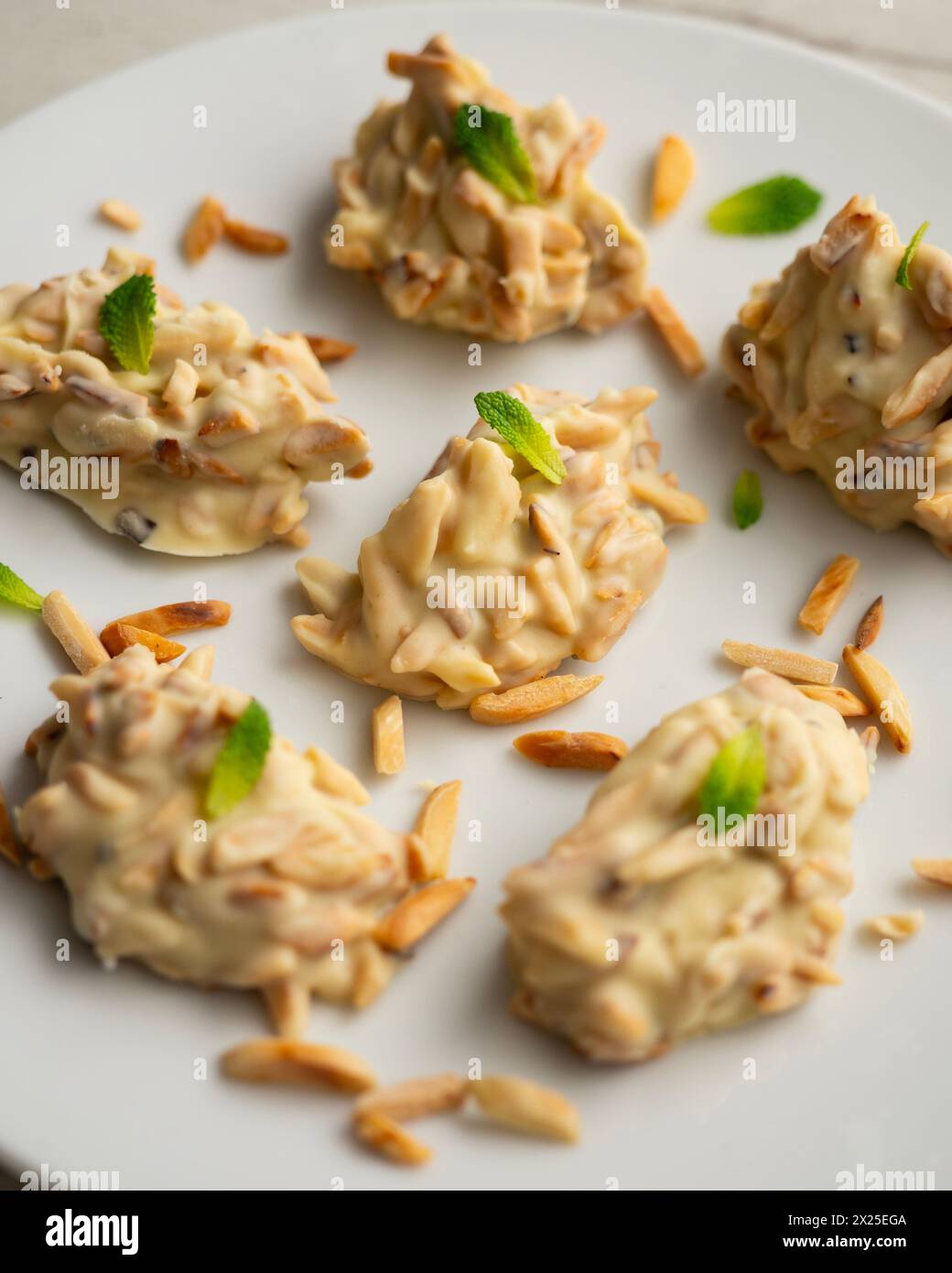 Mandelbonbons mit weißer Schokolade. Geröstete Mandelblättchen, bedeckt mit weißer Schokolade. Stockfoto