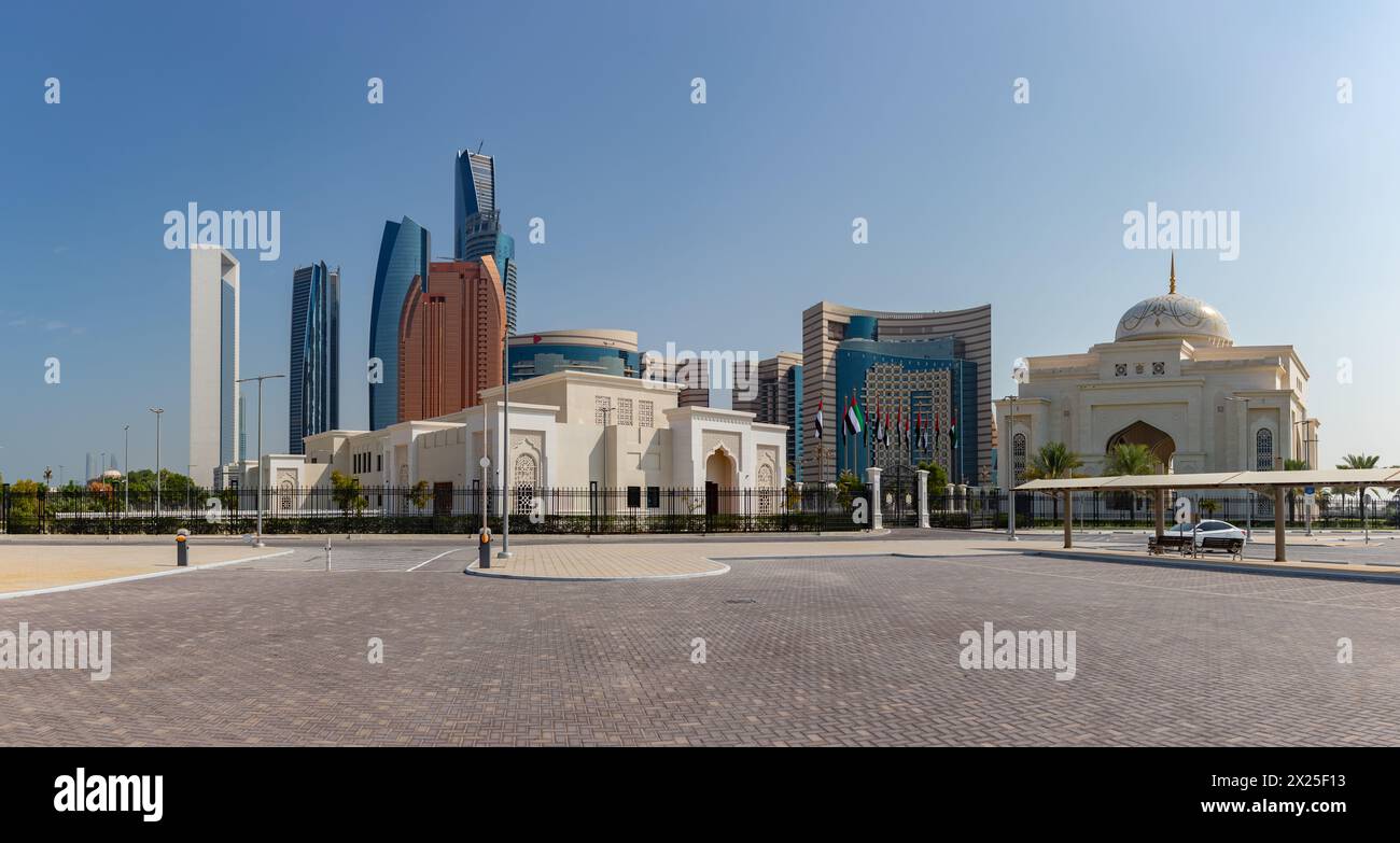 Ein Bild der Etihad Towers, des Khalidiya Palace Rayhaan by Rotana Hotel, des Hauptsitzes der Abu Dhabi National Oil Company und eines Qasr Al Watan GA Stockfoto