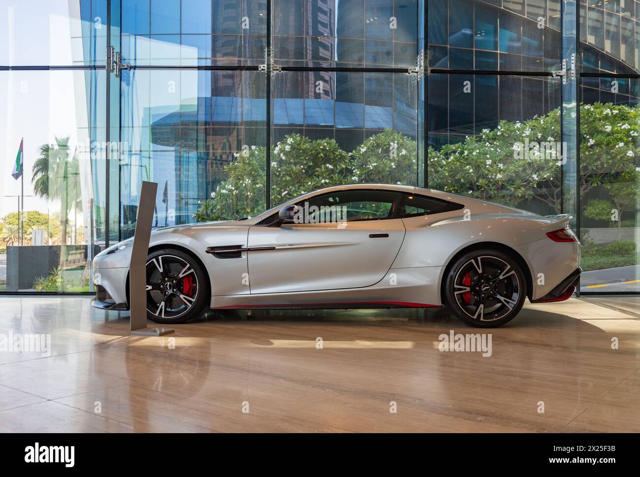 Ein Bild eines silbernen Aston Martin Vanquish S. Stockfoto