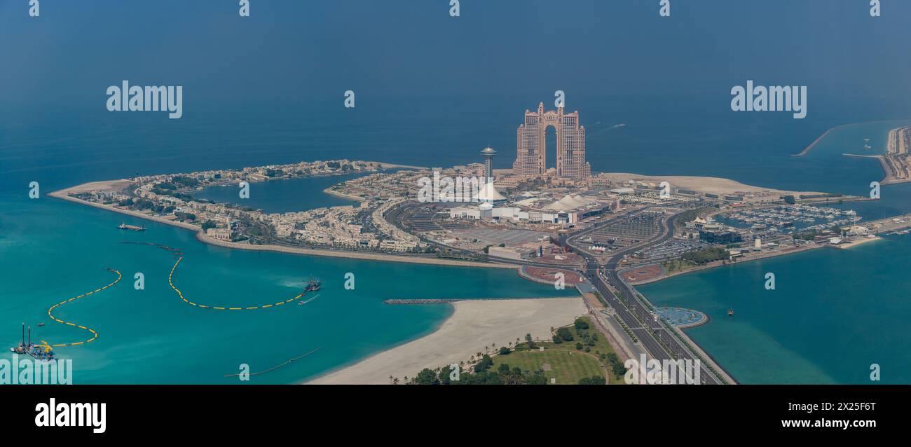 Ein Bild vom Abu Dhabi Breakwater mit der Marina Mall und dem Rixos Marina Abu Dhabi Hotel im Zentrum. Stockfoto