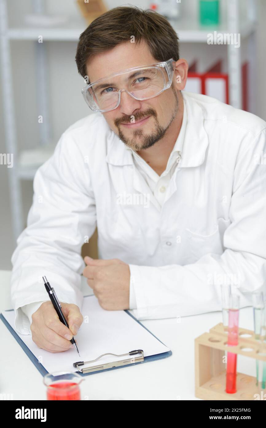 Konzentrierter Mann, der in die Kamera schaut Stockfoto