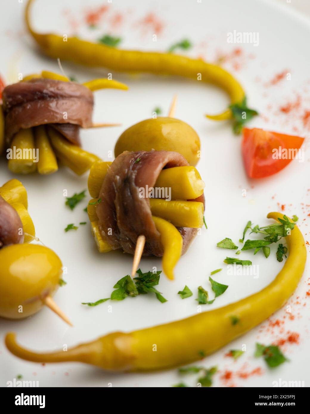 Gilda ist ein traditioneller Pincho oder Tapa aus dem Baskenland, der mit Sardellen, Oliven und eingelegten Chilis zubereitet wird. Stockfoto