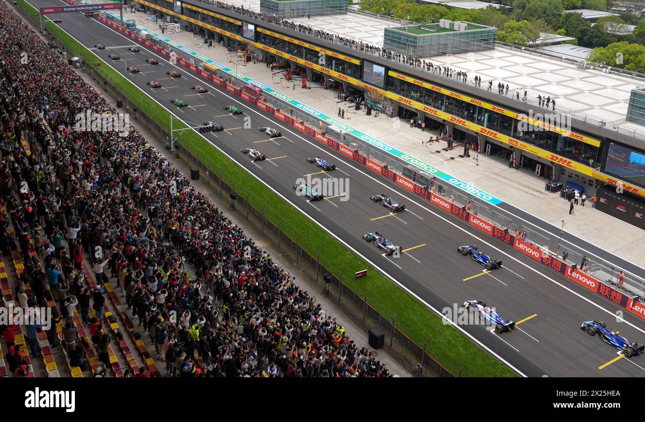 Shanghai. April 2024. Die Rennfahrer treten am 20. April 2024 beim Sprint-Rennen des chinesischen Formel-1-Grand Prix auf dem Shanghai International Circuit im ostchinesischen Shanghai an. Quelle: He Changshan/Xinhua/Alamy Live News Stockfoto