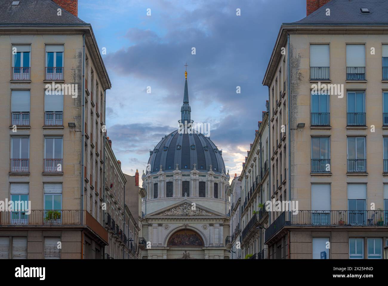 Nantes, Frankreich. Blick auf die Kuppel von Notre-Dame de Bon-Port, eine römisch-katholische Basilika aus dem Jahr 1846 Stockfoto