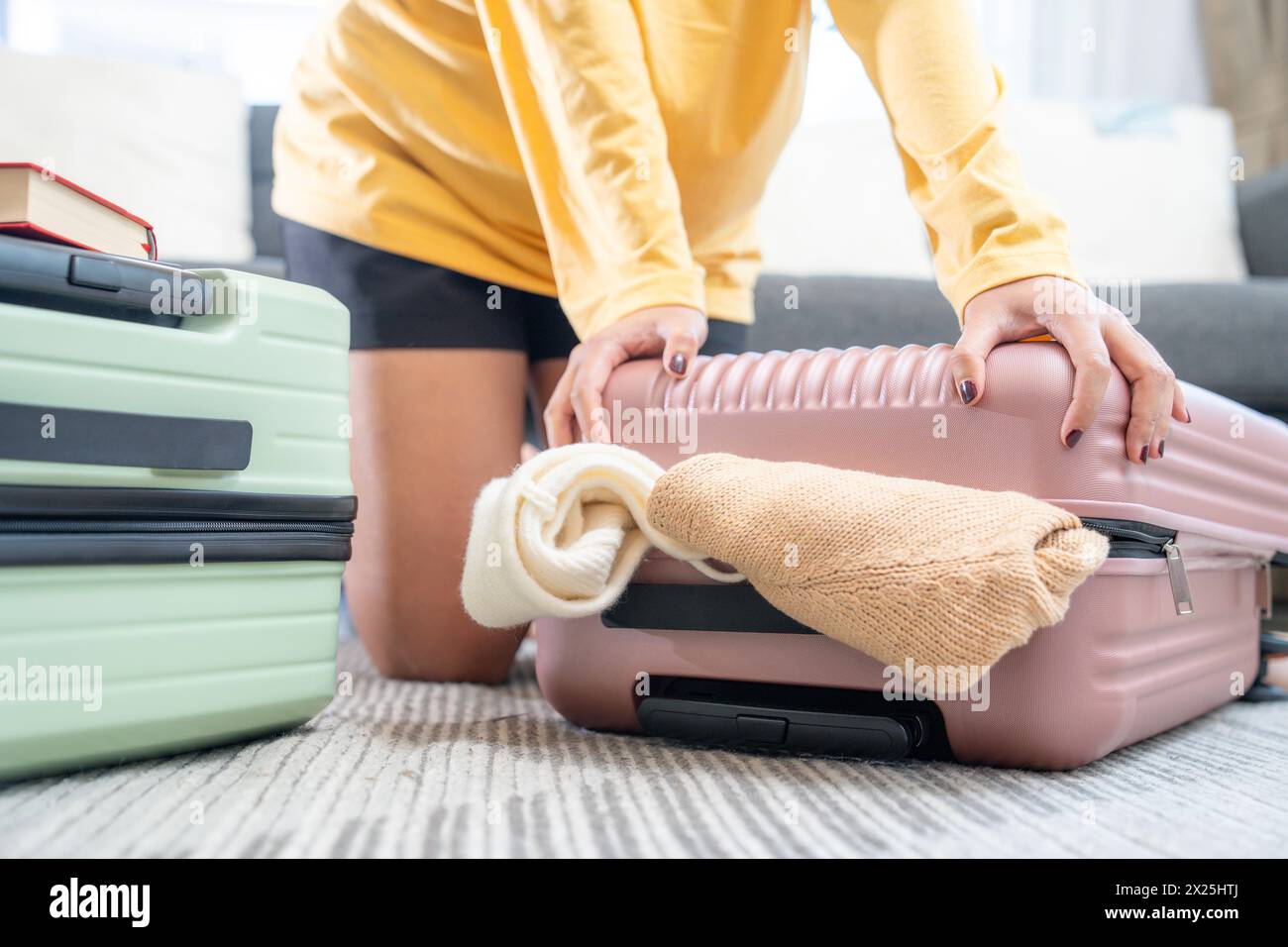 Eine Frau, die ihre Reisetasche vorbereitet Stockfoto