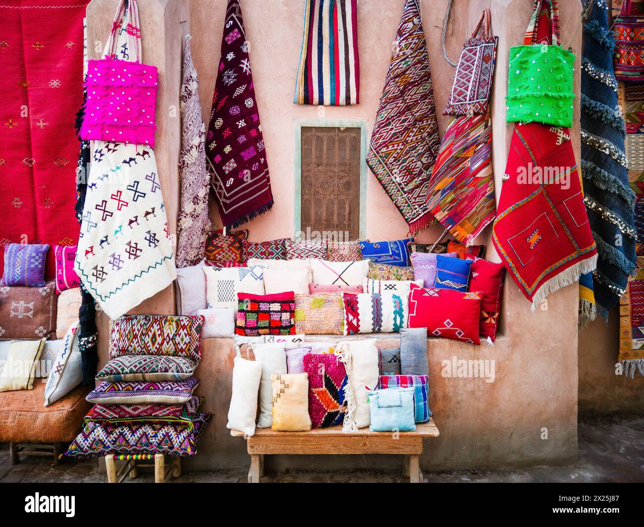 Marrakesch, Marokko. Bunte Teppiche und Kissen auf dem Souk Market. Stockfoto