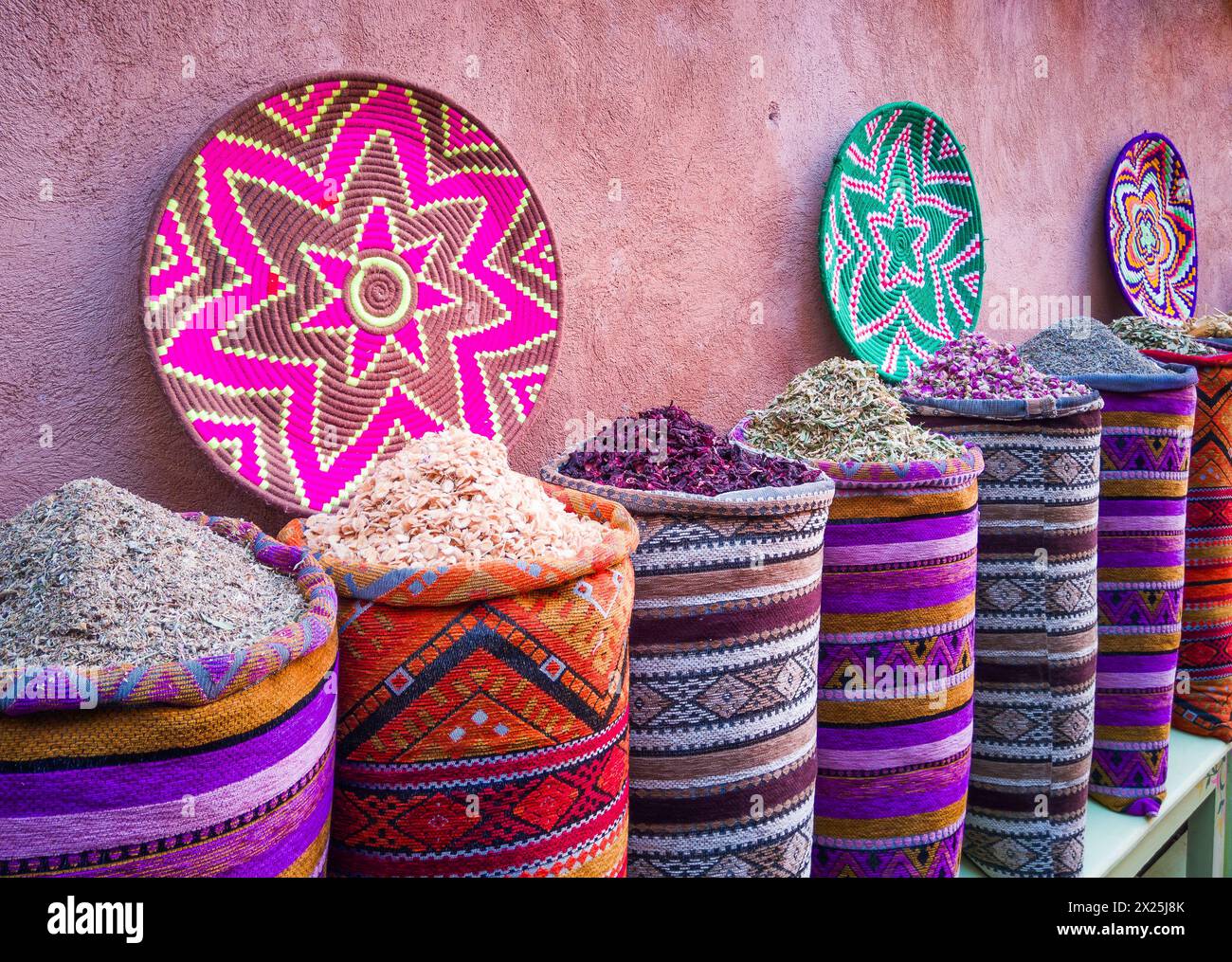 Marrakesch, Marokko. Farbenfrohe Gewürze und Farbstoffe auf dem Souk-Markt Stockfoto
