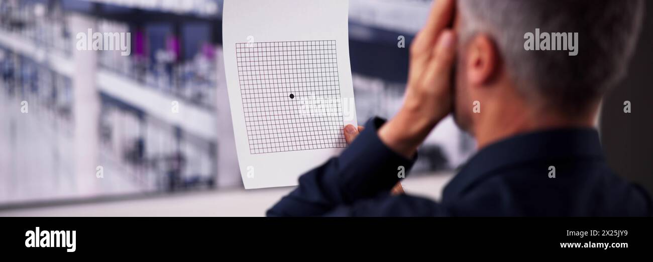 Mann macht Augenuntersuchung mit Amsler Grid Stockfoto