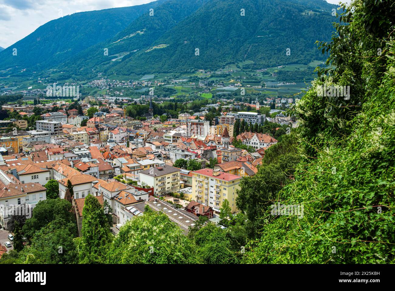 Panoramablick vom Dorf Tirol hinunter nach Meran, Burgraviato, Südtirol, Italien. Stockfoto