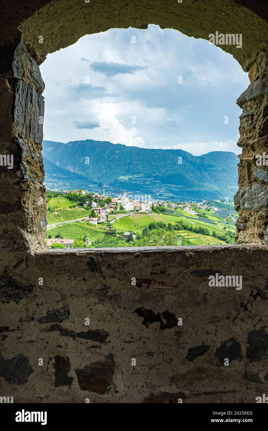 Blick vom Schloss Tirol zum Dorf Tirol bei Meran, Burgraviato, Südtirol, Italien. Stockfoto