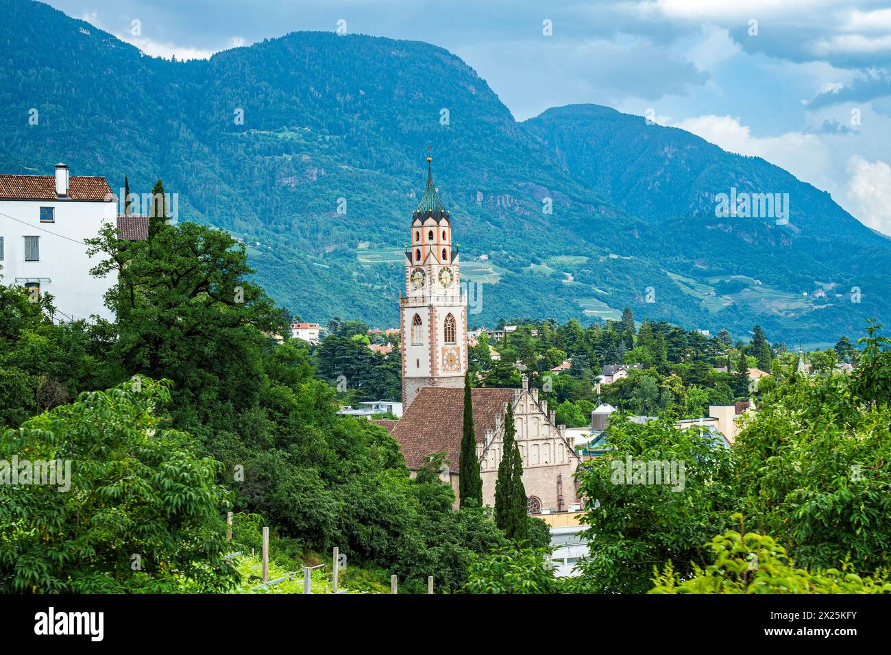 Spätgotische Pfarrkirche St. Nikolaus in Meran, Burgraviato, Südtirol, Italien. Stockfoto