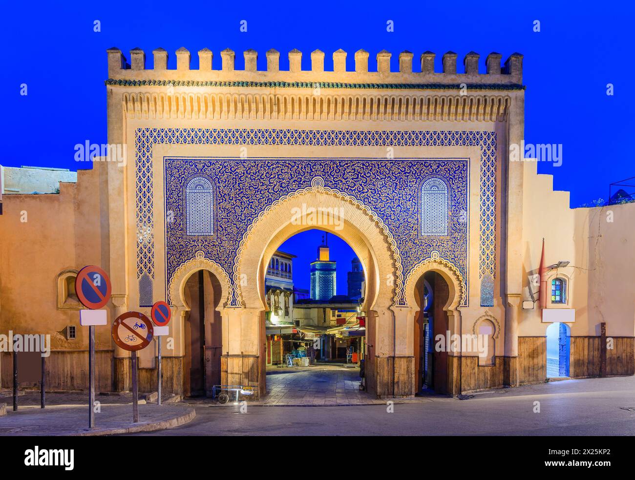 Fes oder Fes, Marokko. Bab Bou Jeloud Gate (oder Blaues Tor) Stockfoto