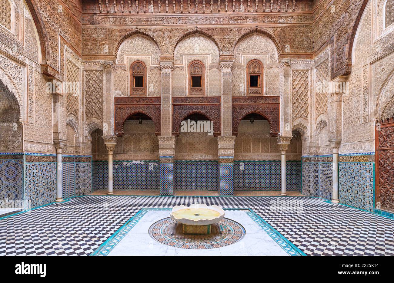 Fes oder Fes, Marokko. Innenhof der Al-Attarine Madrasa. Stockfoto