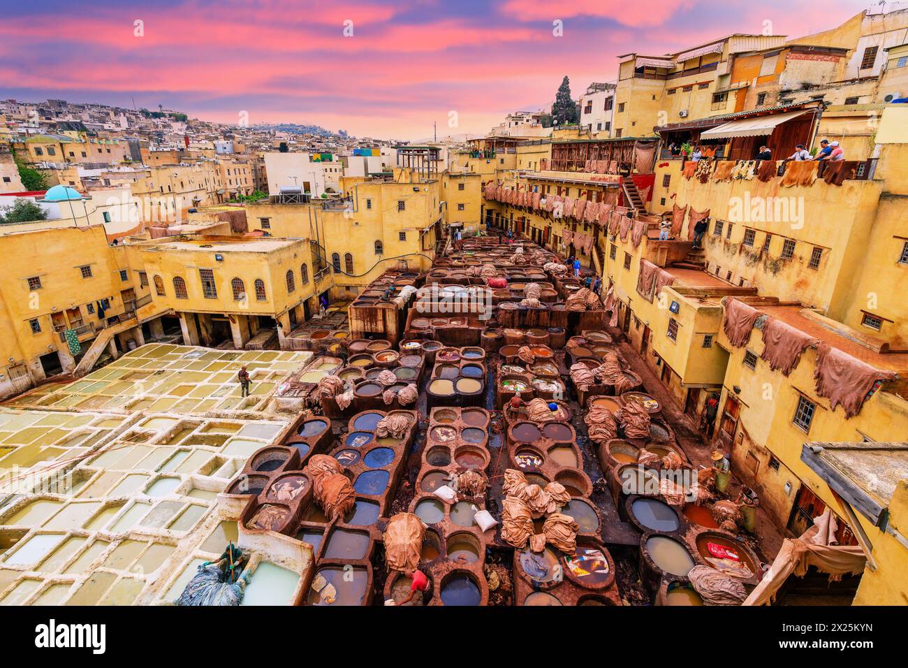 Fes oder Fes, Marokko 20. März 2024: Allgemeine Ansicht der Tannerie Chouara (Chouwara). Stockfoto