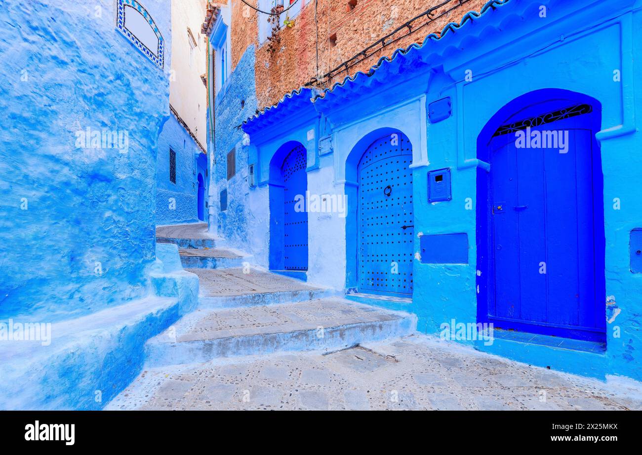 Chefchaouen, Marokko. Die alte ummauerte Stadt oder Medina mit ihren traditionellen Häusern in Blau und weiß. Stockfoto