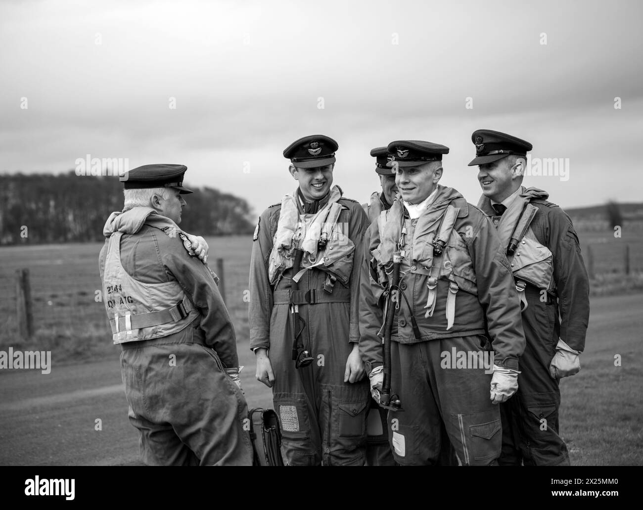 RAF-Flugbesatzung (Reenactors) bei Abend-/Nachtfotos Stockfoto
