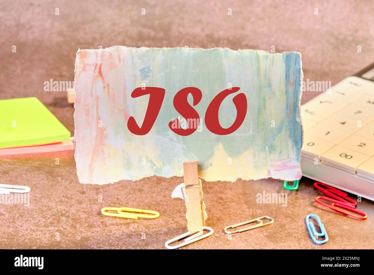 Das Konzept der ISO-Qualitätskontrollzertifizierung. Abkürzung ISO auf Papier in einer Wäschetasche Stockfoto