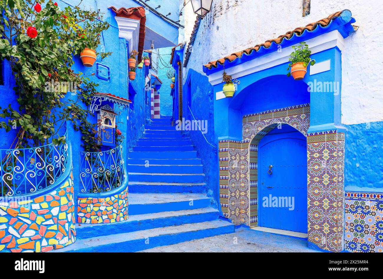 Chefchaouen, Marokko. Die alte ummauerte Stadt oder Medina mit ihren traditionellen Häusern in Blau und weiß. Stockfoto