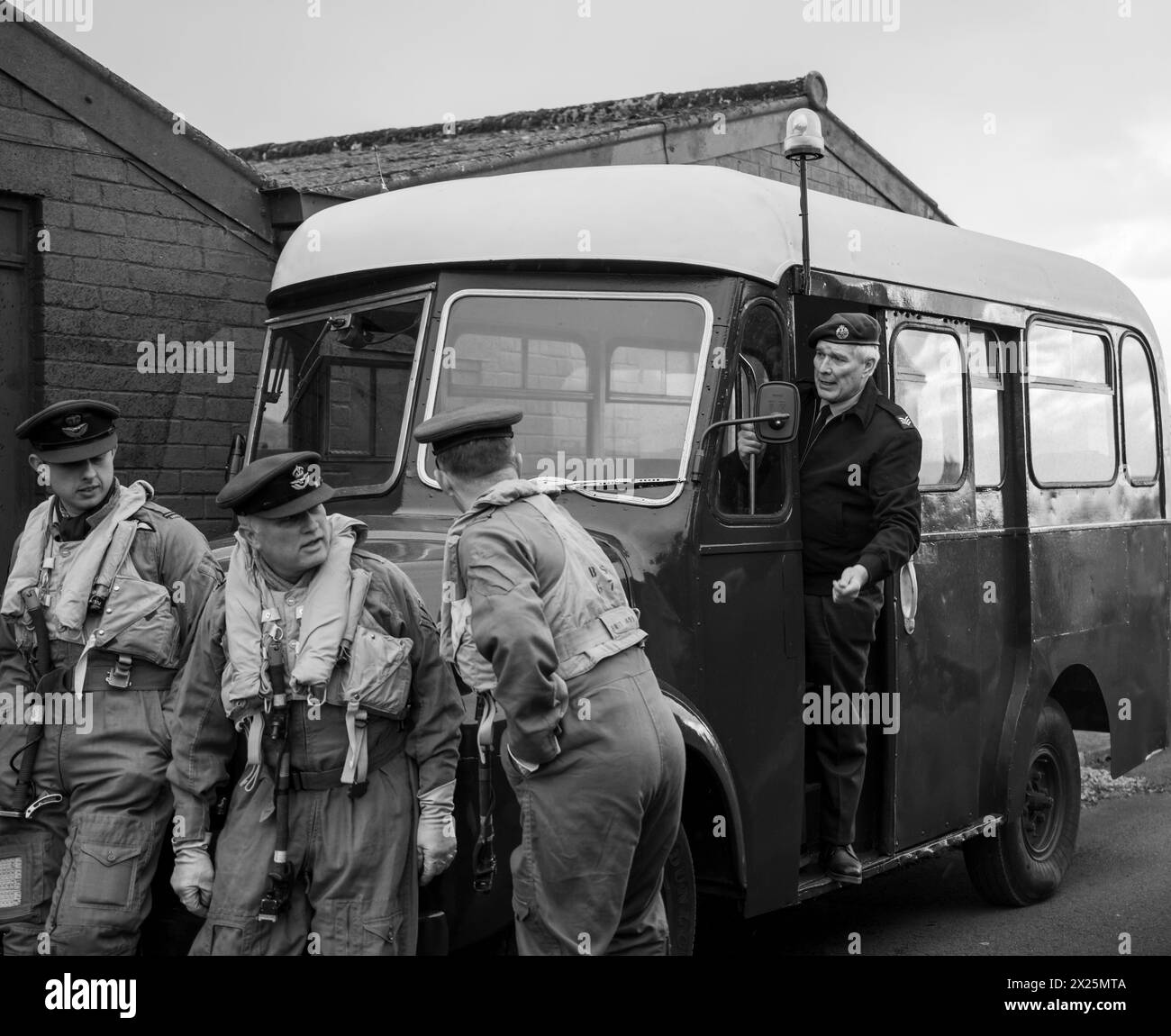 RAF Aircew/Busfahrer (Reenactor) während des Abendfotos/Nachtfotos im Solway Aviation Museum Stockfoto