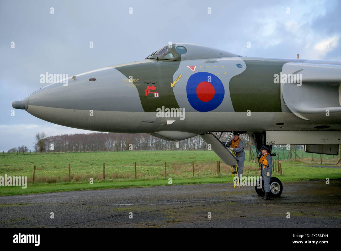 Avro Vulcan B.2 XJ823, (V.Bomber) Ausstellung im Solway Aviation Museum während Abend-/Nachtfotos mit Reenactoren Stockfoto