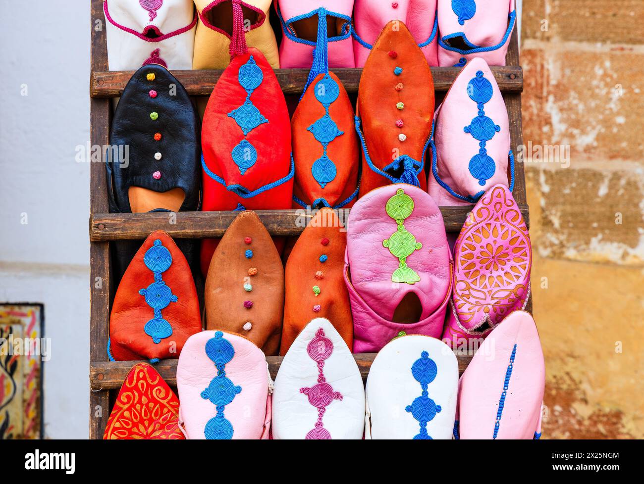 Rabat, Marokko. Die Babouche, traditionelle marokkanische Lederschuhe. Stockfoto