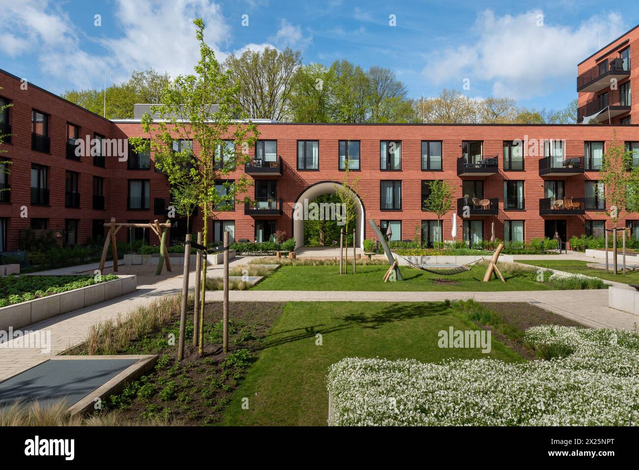 Innenhof mit Balkonen von Neubauten im Hamburger Pergolenviertel. Bis 2023 wurden 1700 Mietwohnungen (teilweise Sozialwohnungen) errichtet Stockfoto