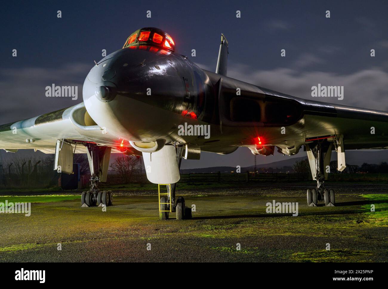 Avro Vulcan B.2 XJ823, (V.Bomber) Ausstellung im Solway Aviation Museum während der Abendfotografie Stockfoto