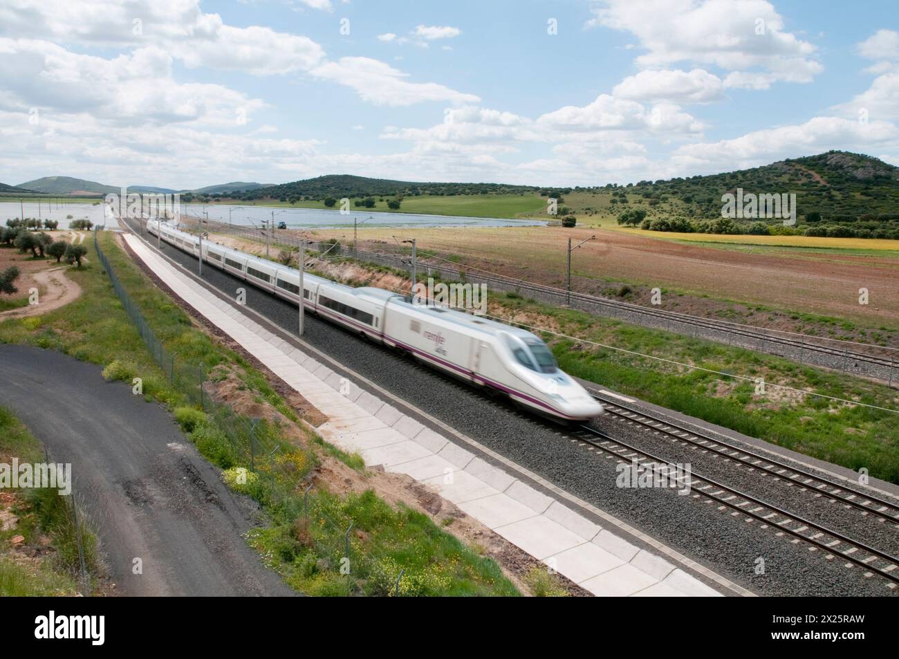 AVE-High-Speed-Zug Madrid-Sevilla Reisen entlang La Mancha. Puertollano, Provinz Ciudad Real, Castilla La Mancha, Spanien. Stockfoto