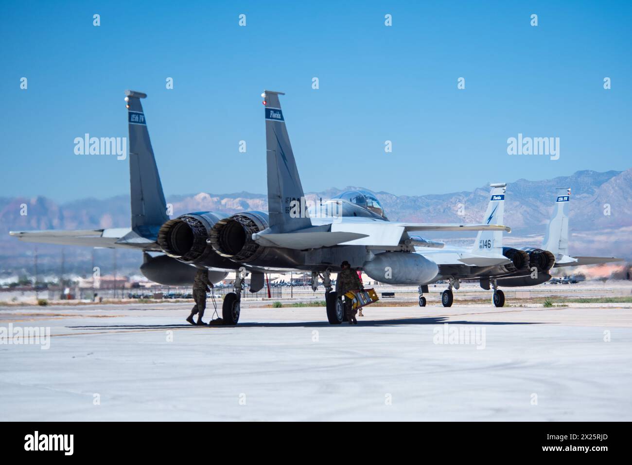 Die US-Luftstreitkräfte, die dem 125th Fighter Wing (FW), Jacksonville Air National Guard Base, Florida, zugeordnet sind, führen bewaffnete Operationen auf einer F-15C Eagle AT durch Stockfoto
