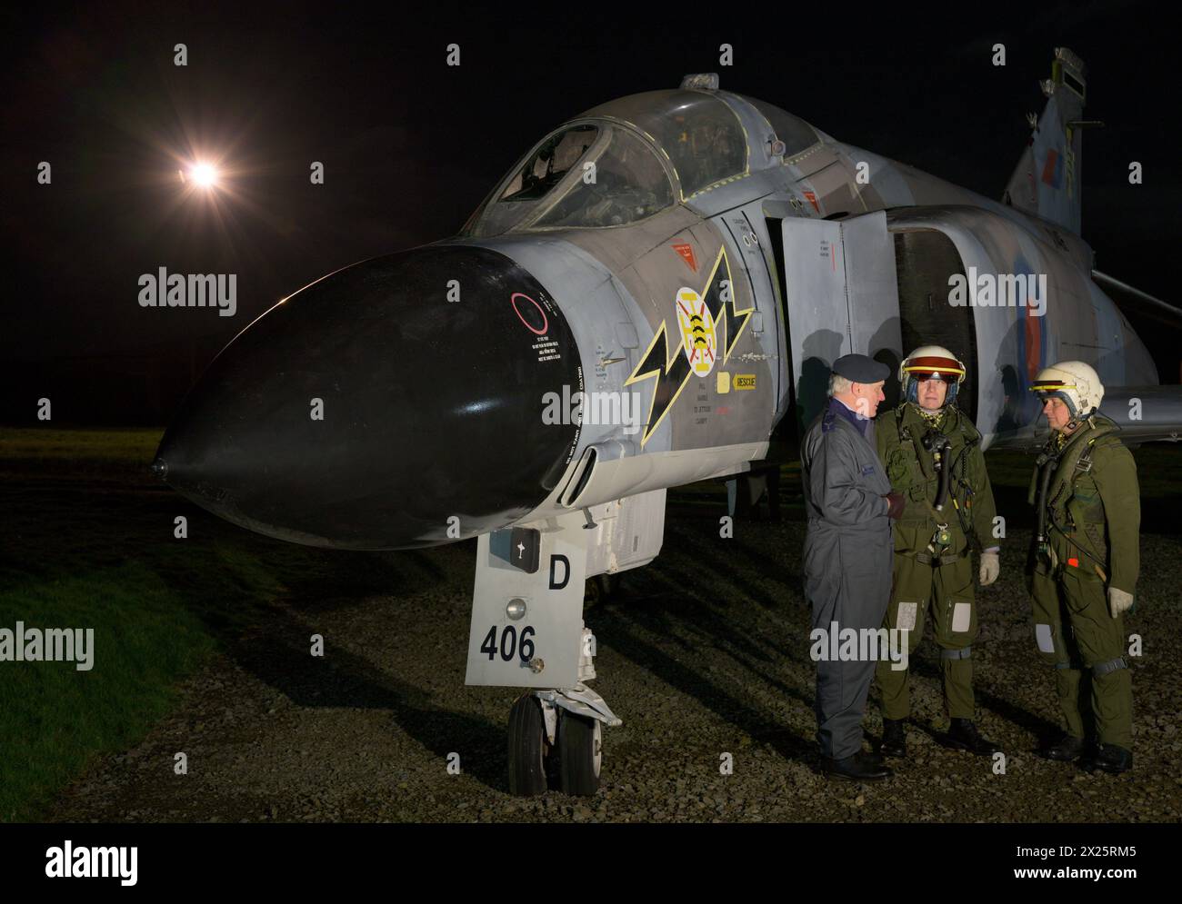RAF Phantom FGR2 XV406 bei Abend-/Nachtfotos mit Reenaktoren Stockfoto